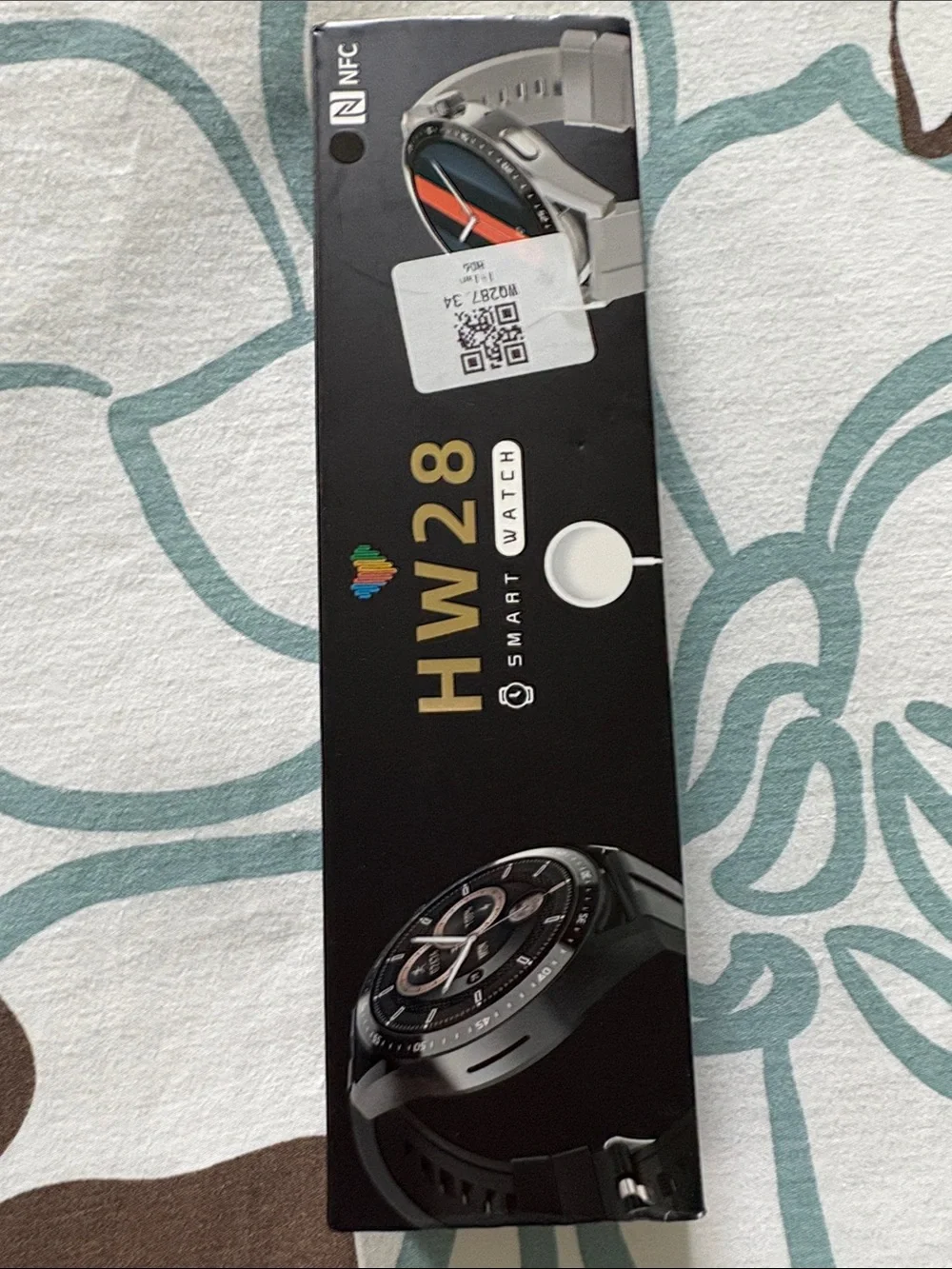 HW 28 smartwatch with charger and case